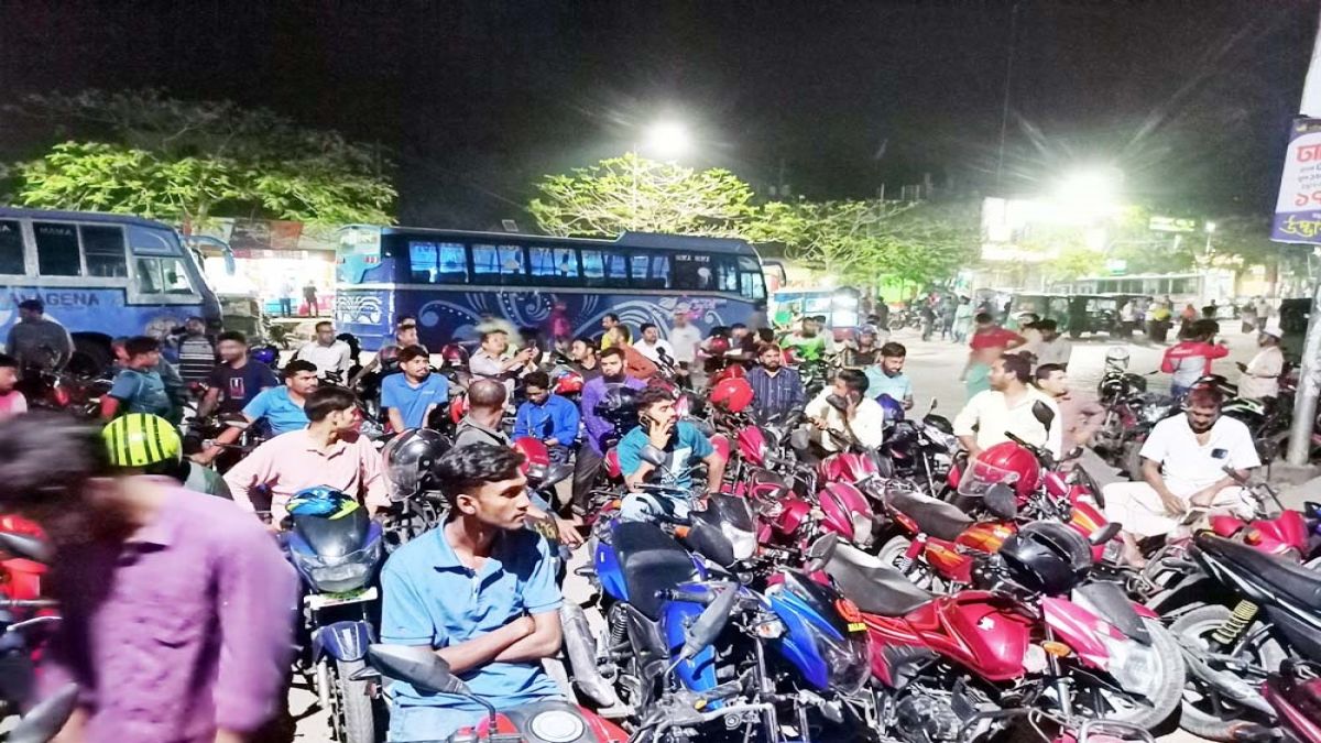 শিবালয়ে জ্বালানি সংকটে যানবাহন চালক ও কৃষকদের ভোগান্তি চরমে