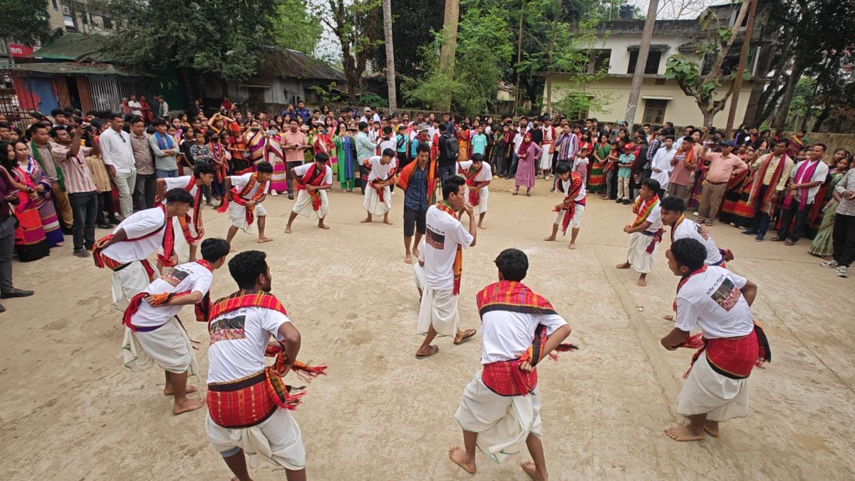 পাহাড়ে বৈসুর সুরে নৃত্যের তালে  মত্ত ত্রিপুরা জনগোষ্ঠী