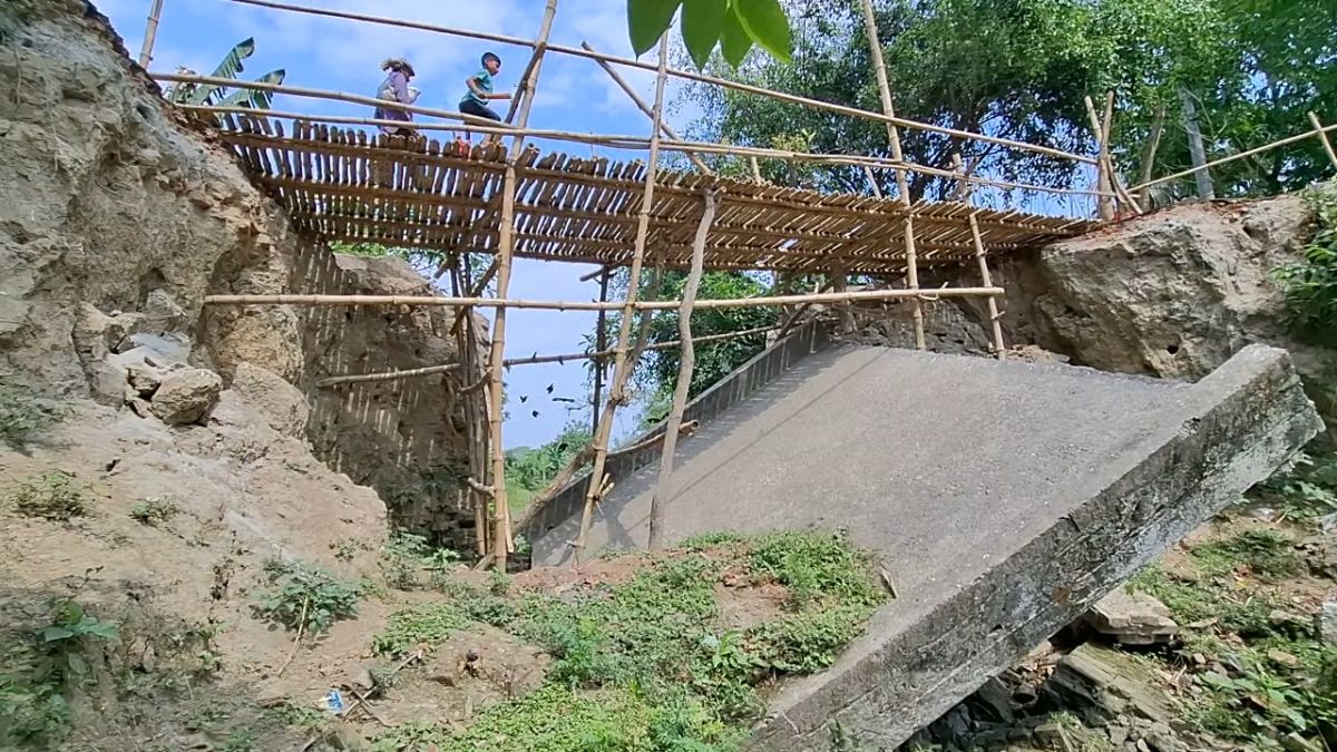 ঝিনাইদহে ব্রিজ ভেঙে বন্ধ যানবাহন চলাচল