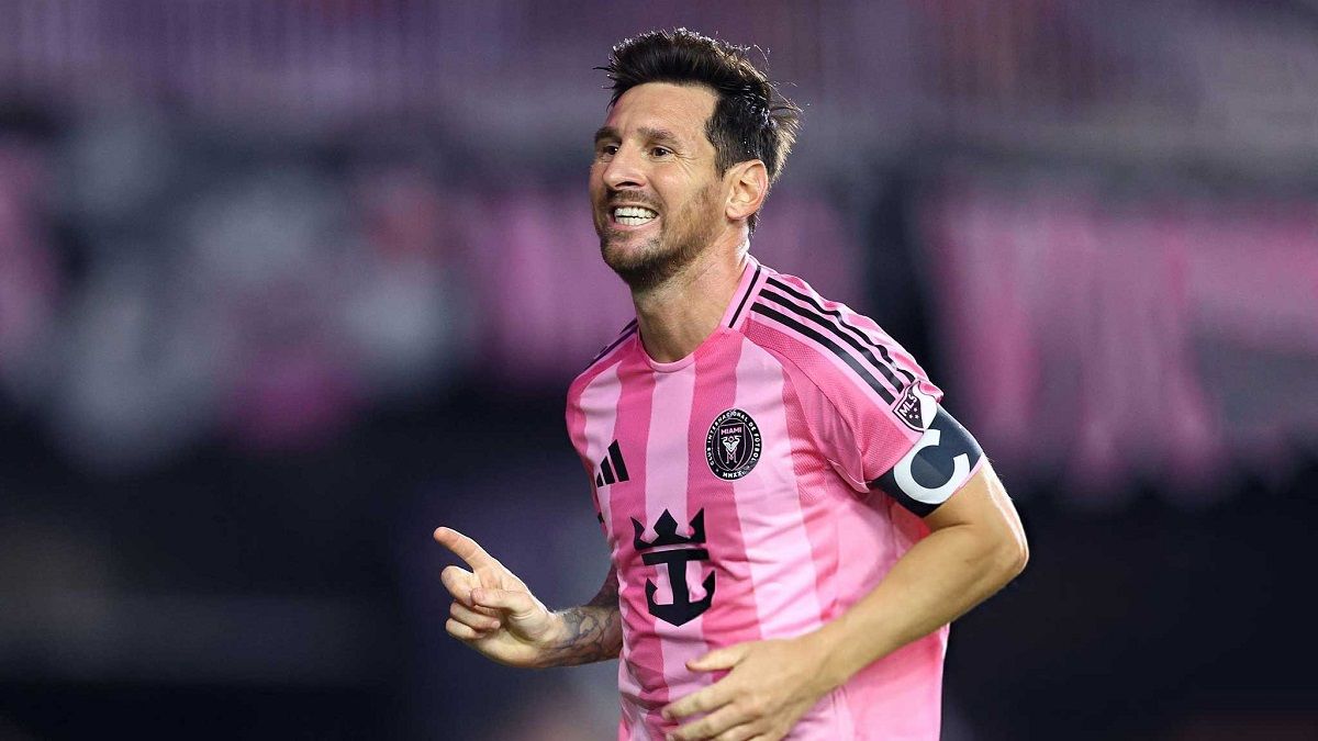 অনুশীলনে ফটোগ্রাফারের ক্যামেরা ভাঙলেন মেসি