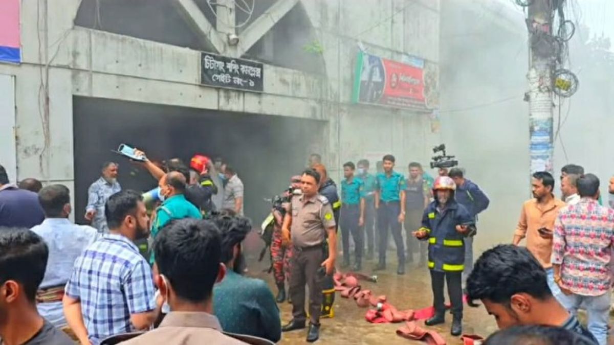 চিটাগং শপিং কমপ্লেক্সে আগুন