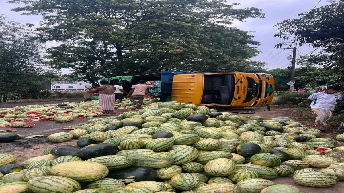 মহাসড়কে তরমুজবোঝাই ট্রাক উল্টে  লাখ টাকার ক্ষতি