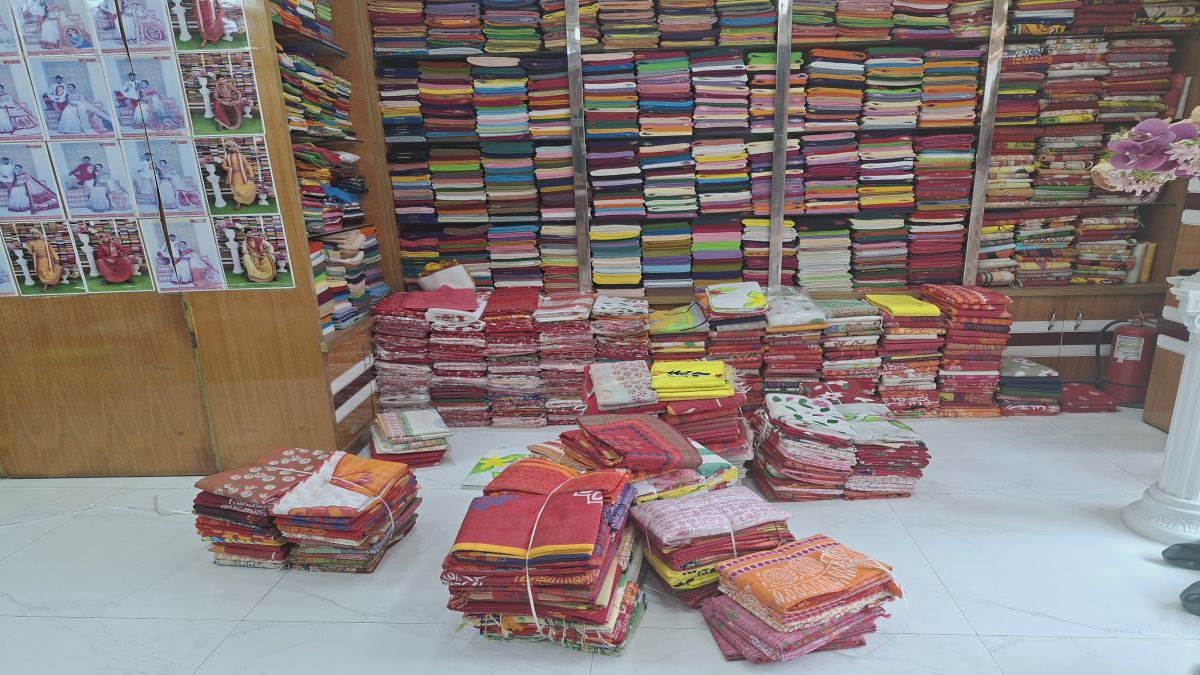 বৈশাখেও বাহারি ডিজাইনের শাড়ি  টাঙ্গাইলের তাঁতপল্লীতে