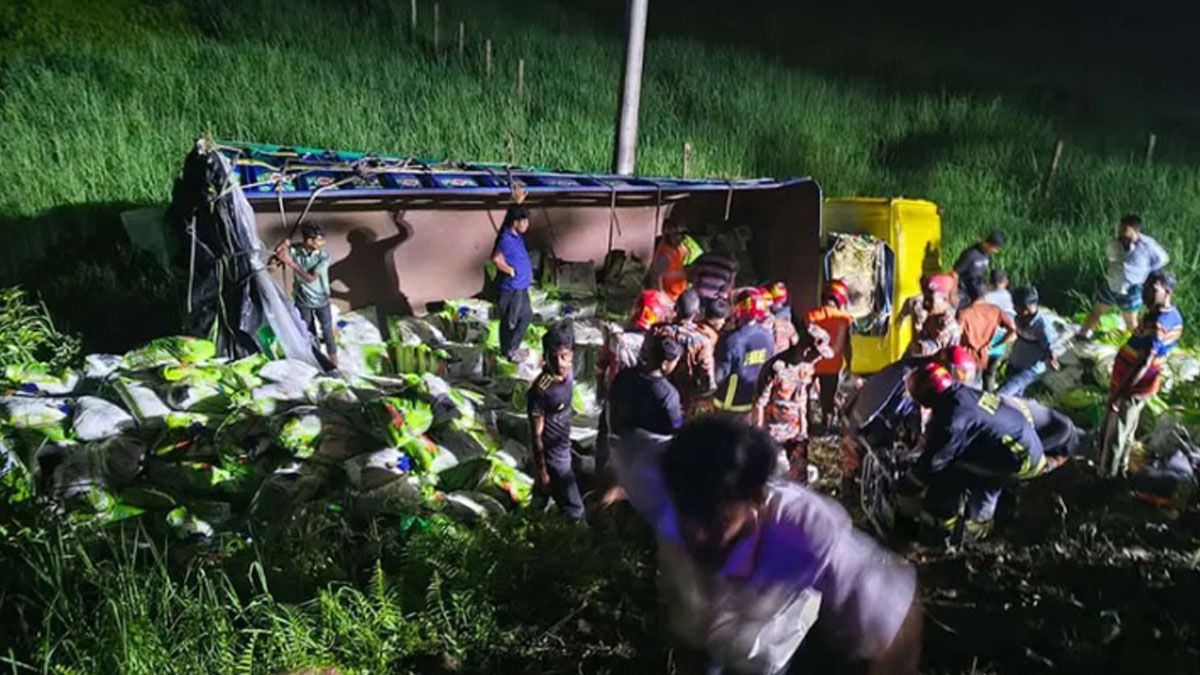 দাউদকান্দিতে চালবোঝাই ট্রাক খাদে, নিহত ৭