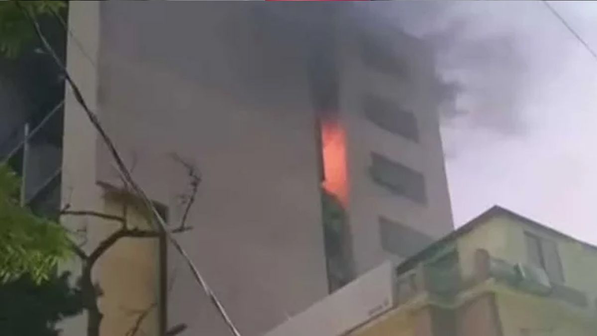 বনানীতে বহুতল ভবনে আগুন, নিয়ন্ত্রণে কাজ করছে ৫ ইউনিট