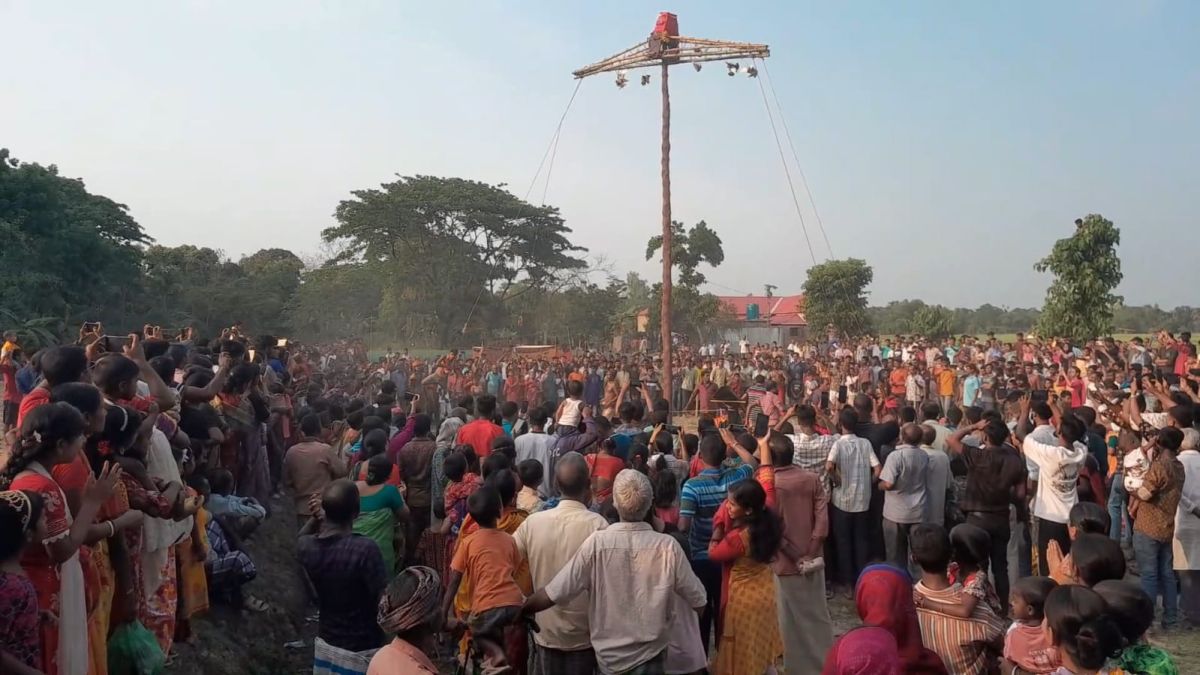 নেত্রকোনার ঐতিহ্যবাহী চড়কপূজায়  উৎসুক জনতার ভিড়