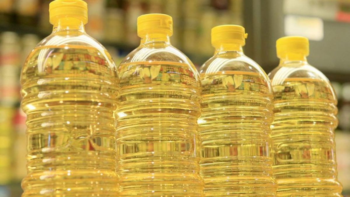 হিলি বাজারে বোতলজাত  সয়াবিন তেলের সংকট