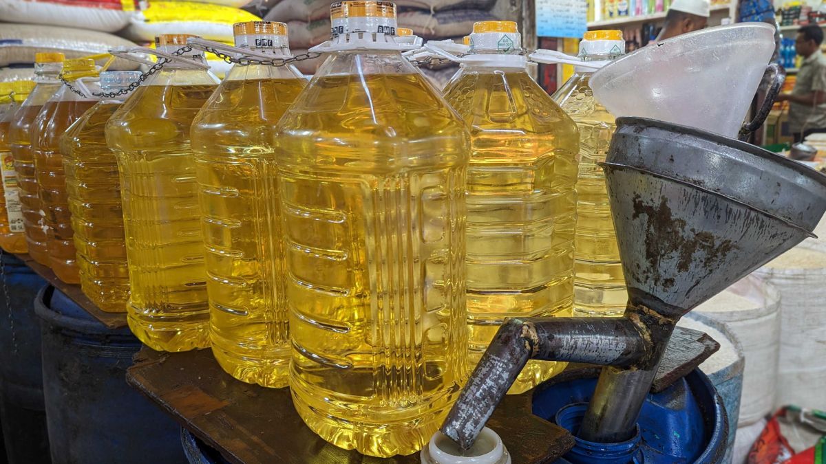 ‘অদ্ভুত’ শর্তে বাজারে মিলছে বোতলজাত সয়াবিন
