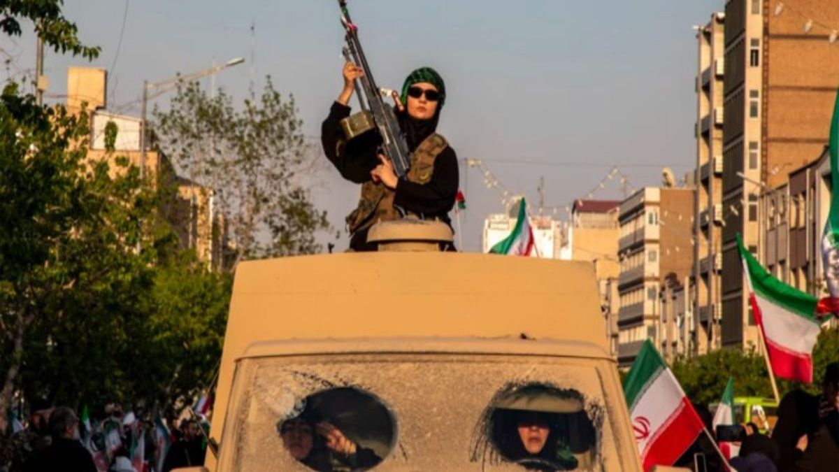 যুক্তরাষ্ট্রের বিরুদ্ধে লড়াইয়ে এবার ইরানি নারীরা