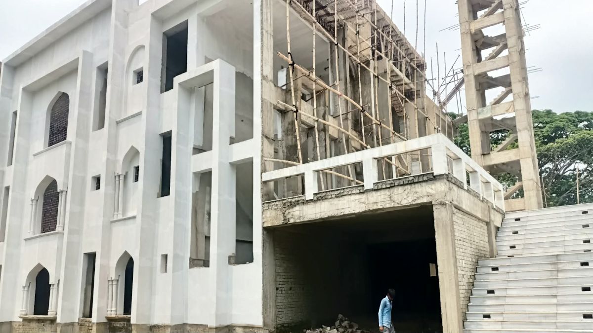 ৮ বছরেও শেষ হয়নি মডেল মসজিদের নির্মাণ কাজ