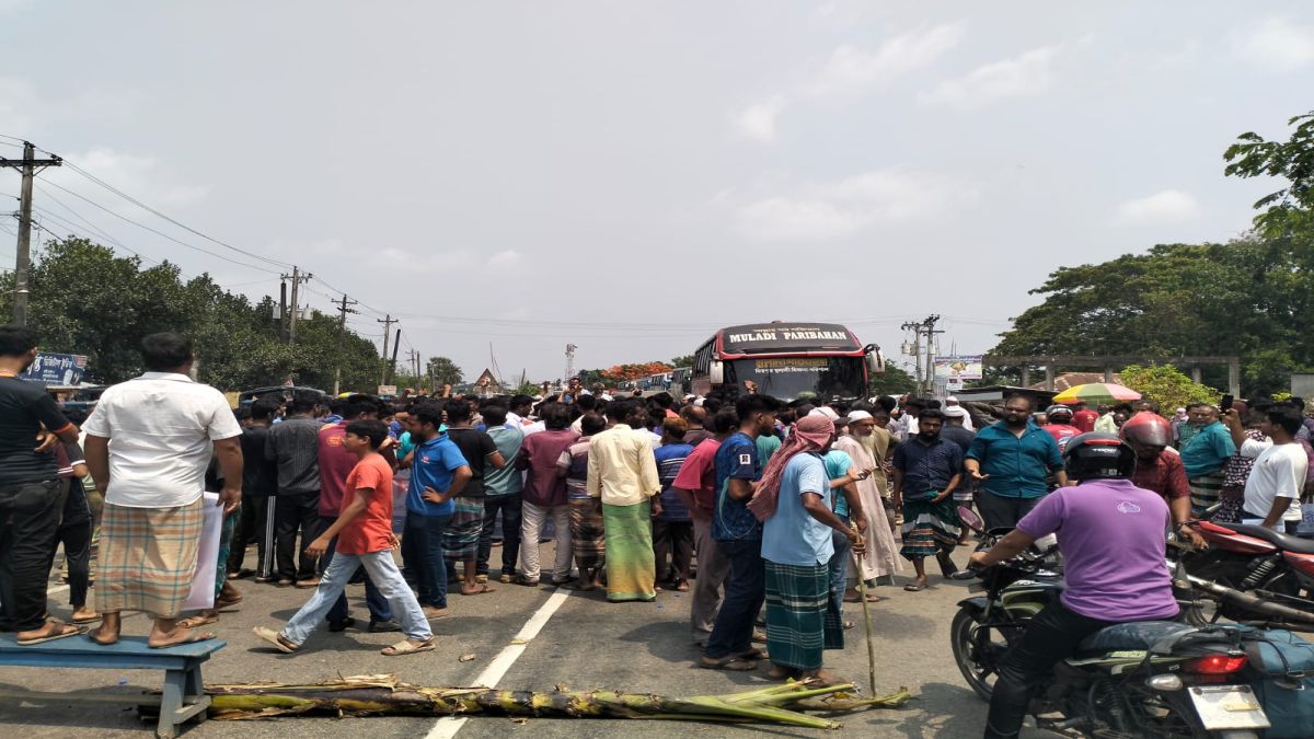নিরাপদ মহাসড়কের দাবিতে অবরোধ করে বিক্ষোভ