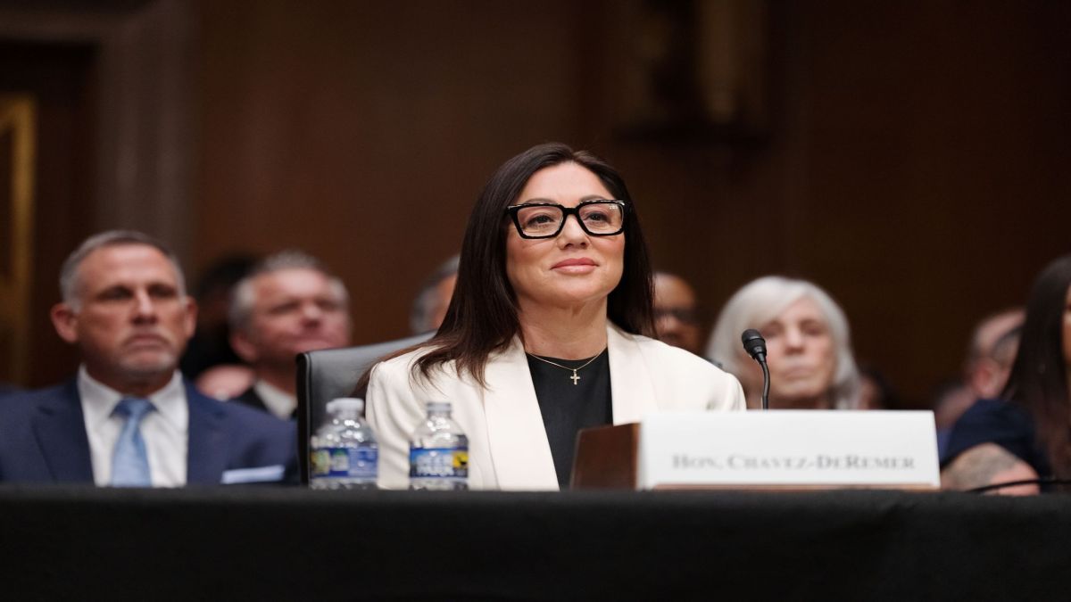 কেলেঙ্কারির মুখে মার্কিন শ্রম সচিব লরি শ্যাভেজের পদত্যাগ