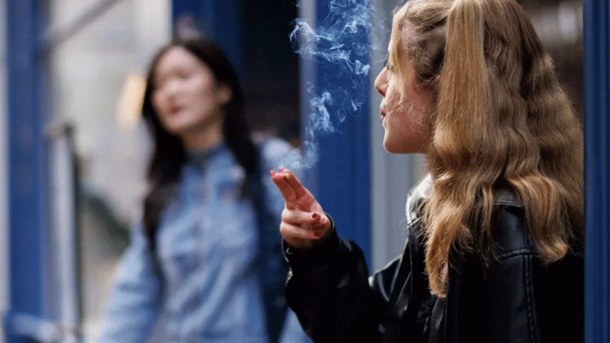 যুক্তরাজ্যে ১৭ বছরের কম বয়সীরা ধূমপান করতে পারবে না