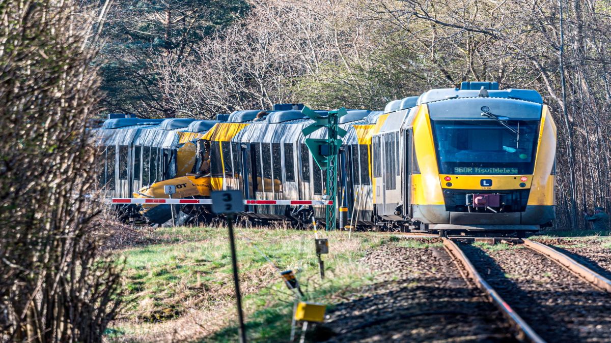 ডেনমার্কে দুই ট্রেনের মুখোমুখি সংঘর্ষে আহত ১৭