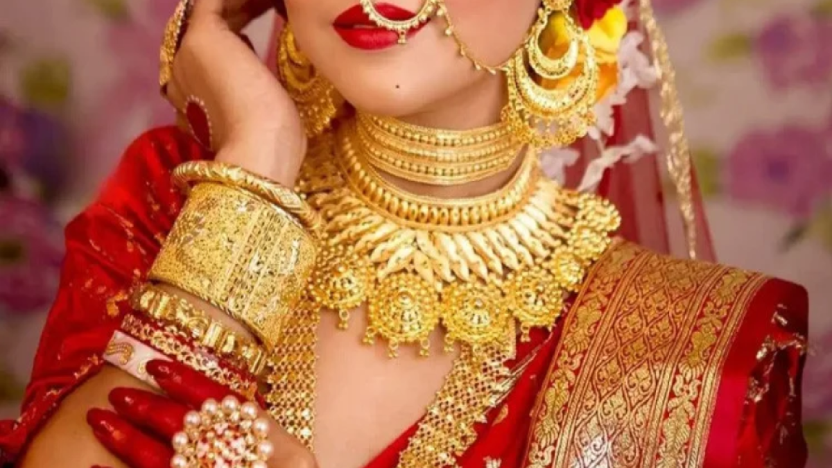 দেশের বাজারে স্বর্ণের দাম কমল