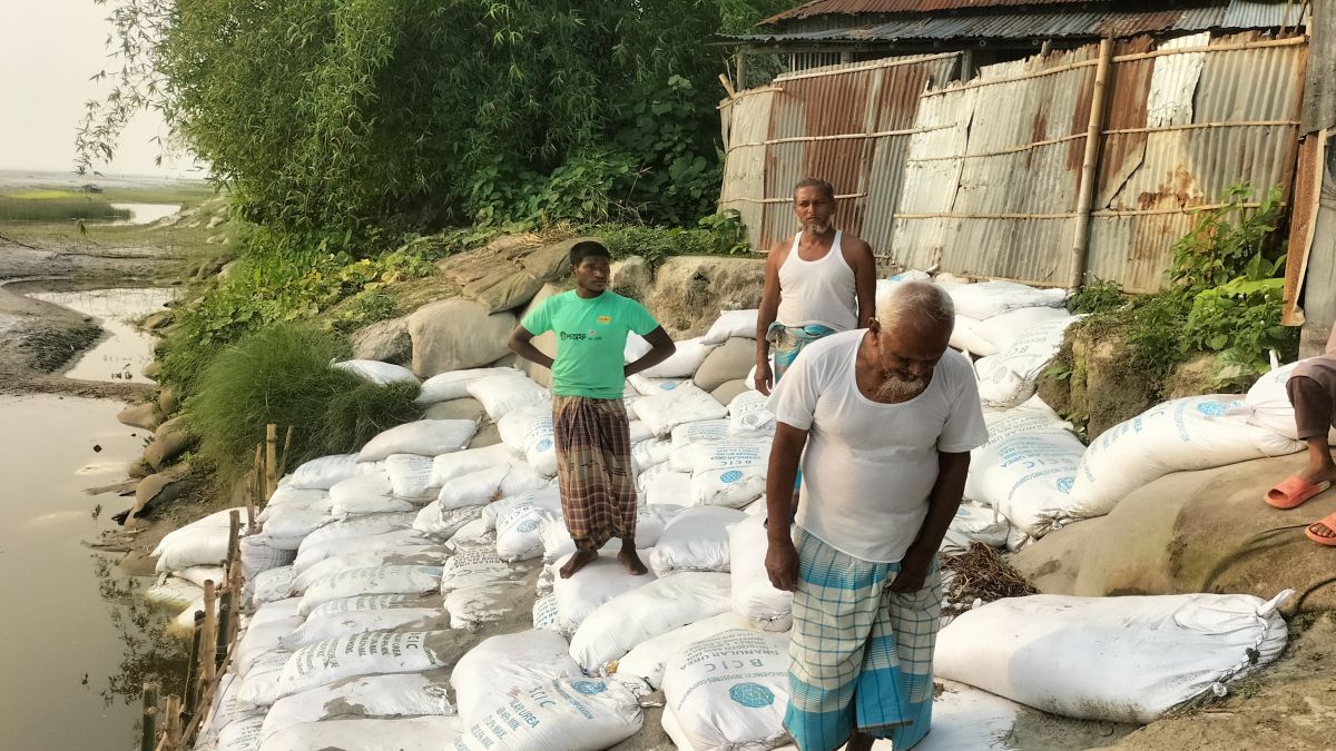 তিস্তার তাণ্ডবে শেষ আশ্রয় বাঁচাতে  নিজ অর্থায়নে  বৃদ্ধের লড়াই