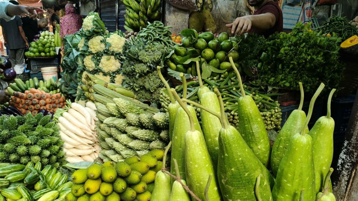 বৈশাখ আর দ্রব্যমূল্যের ‘গরমে’ ক্রেতার নাভিশ্বাস