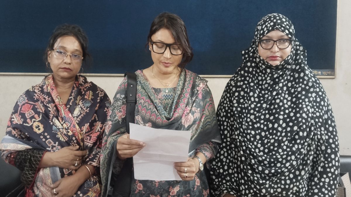 যশোরে ভাইয়ের বিরুদ্ধে তিন   বোনের সংবাদ সম্মেলন