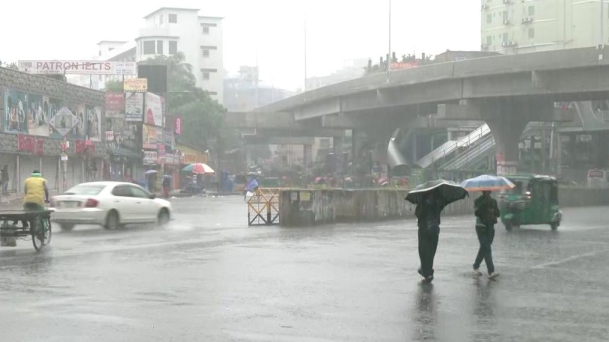 তীব্র গরমে স্বস্তির বৃষ্টির পূর্বাভাস: গুজব ছড়ালে কঠোর ব্যবস্থা