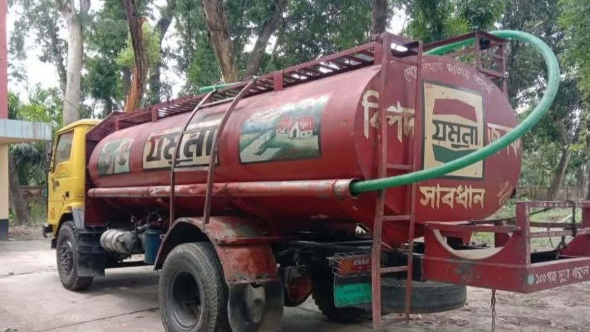 মান্দায় রাতে লরি থেকে তেল   মজুতের সময় ব্যবসায়ী আটক