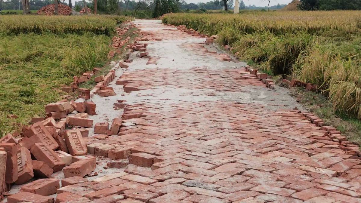 নওগাঁয় রাস্তা নির্মাণে অনিয়ম  কাজ বন্ধ করল এলাকাবাসী