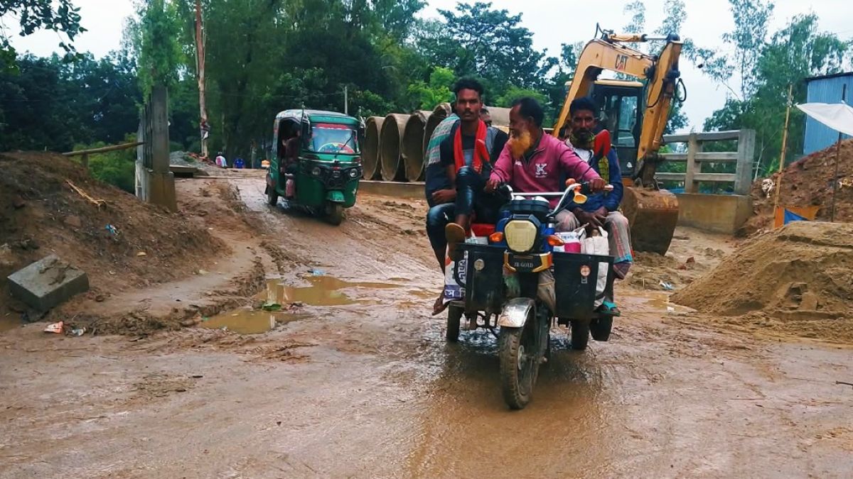 সেতুতে সংযোগ সড়কের অভাবে দুর্ভোগে হাজারো মানুষ