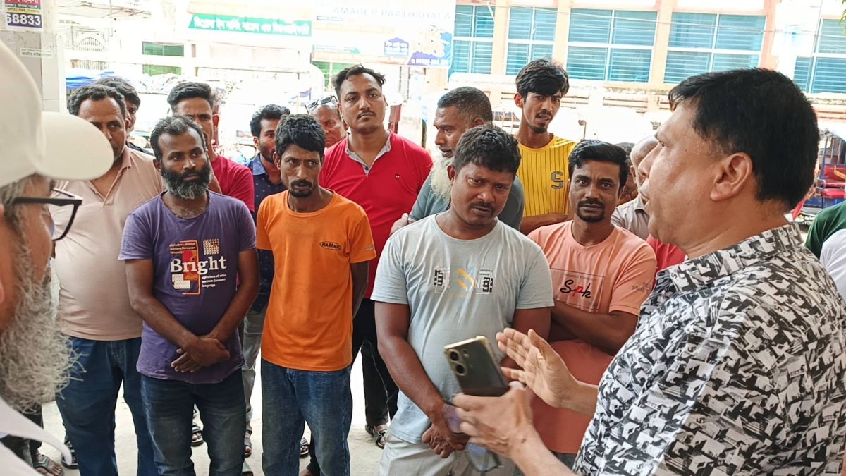 দিনাজপুর অটোচালকদের নিয়ে ভিন্নধর্মী সচেতনতা