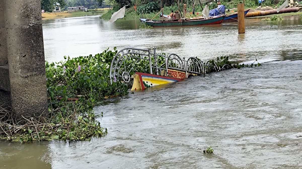 মদনে  দুদিনেও উদ্ধার  হয়নি নৌকা ও ধান