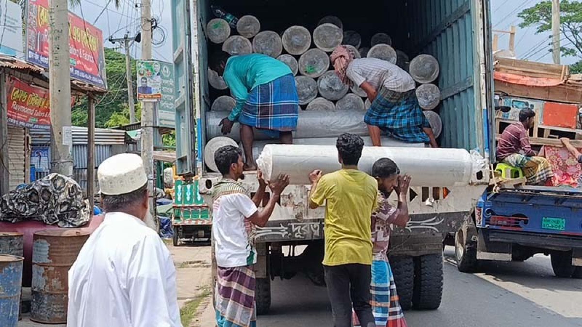 চোরাই কাপড় যুবদল নেতার  গোডাউনে মজুত