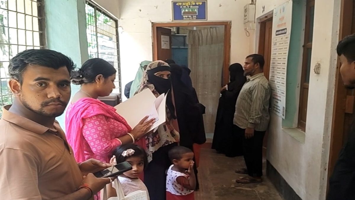সীতাকুণ্ডে স্বাস্থ্য সেবা পেতে গর্ভবতী নারীদের দুর্ভোগ