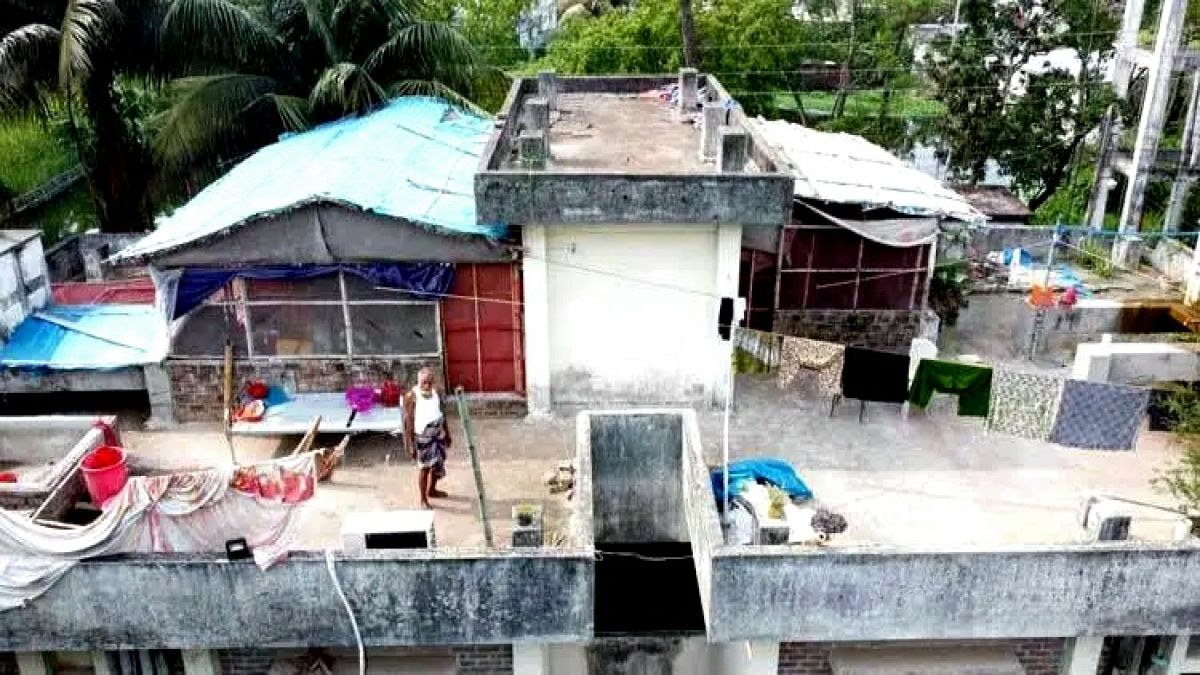 স্বাস্থ্য কমপ্লেক্সের আবাসিক ভবনের ছাদে মুরগির খামার