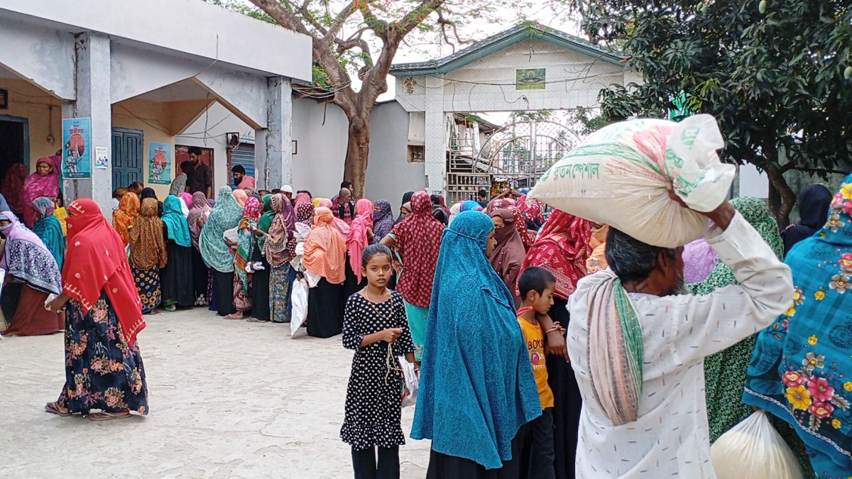 গুরুদাসপুরে ভিজিএফের চাল পেল  ৩ হাজার ২১৬ পরিবার