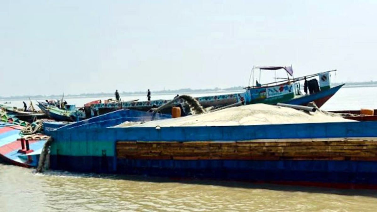 উচ্চ আদালতের নিষেধাজ্ঞা অমান্য করে পদ্মায় বালু লুট