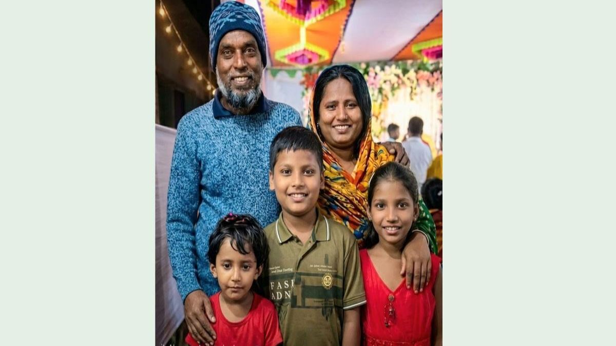 ফতুল্লায় দগ্ধ একই পরিবারের ৫ জনকে পাশাপাশি দাফন