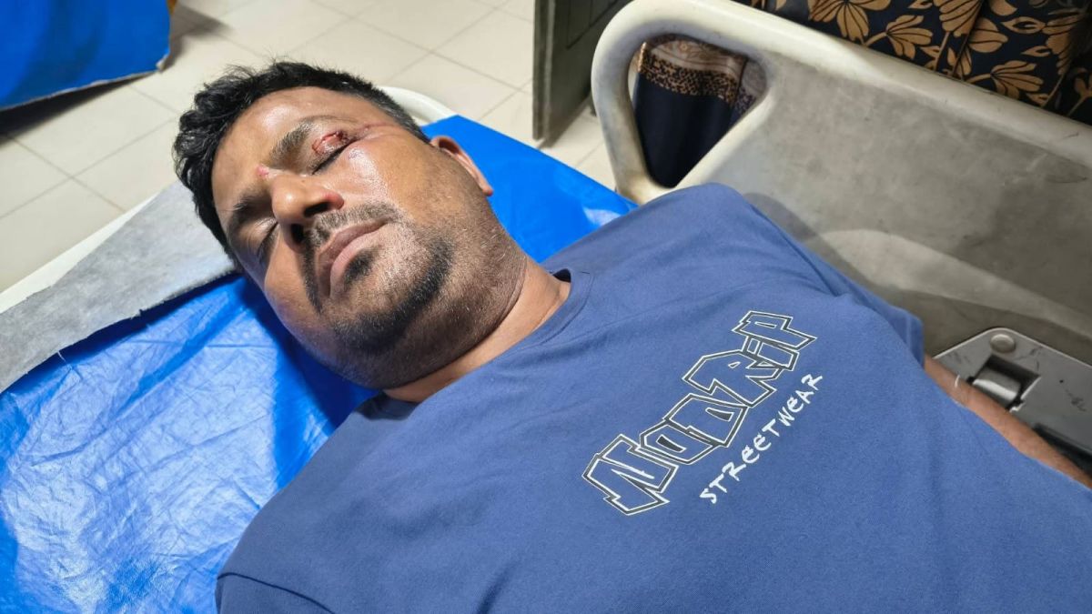 লোহাগাড়ায় সাংবাদিকের ওপর   মাটি খেকোদের হামলা