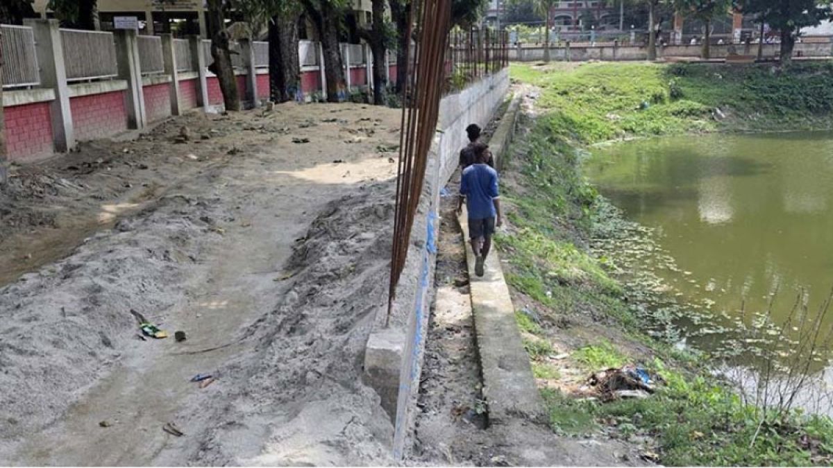 ধুনটে হেলে পড়েছে নির্মাণাধীন সড়কের গাইডওয়াল