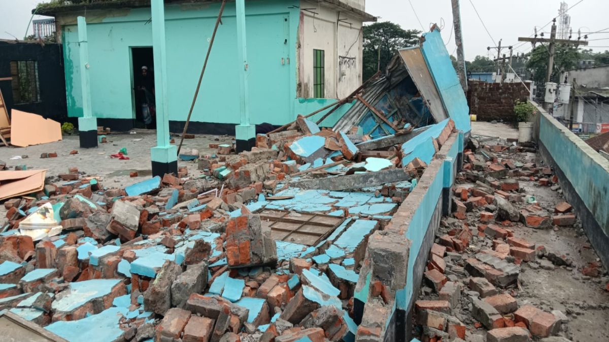 কালীগঞ্জে ঘূর্ণিঝড়ে তছনছ আওড়াখালি বাজার