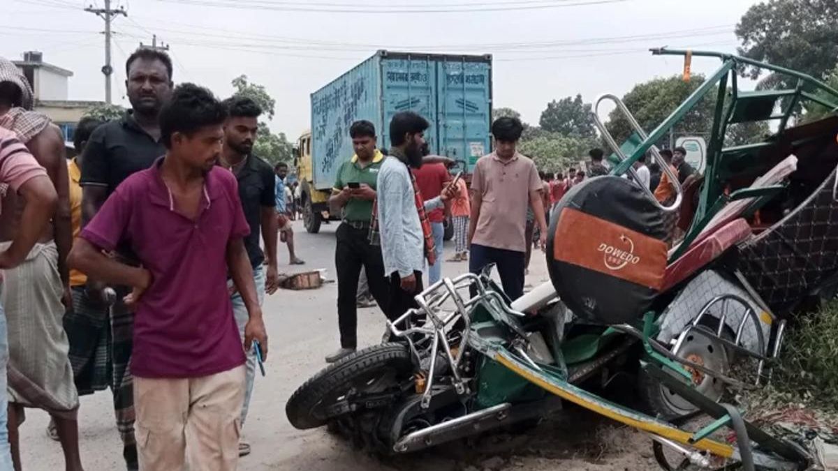 যশোরে কাভার্ডভ্যান-অটোরিকশা সংঘর্ষে নিহত ৪