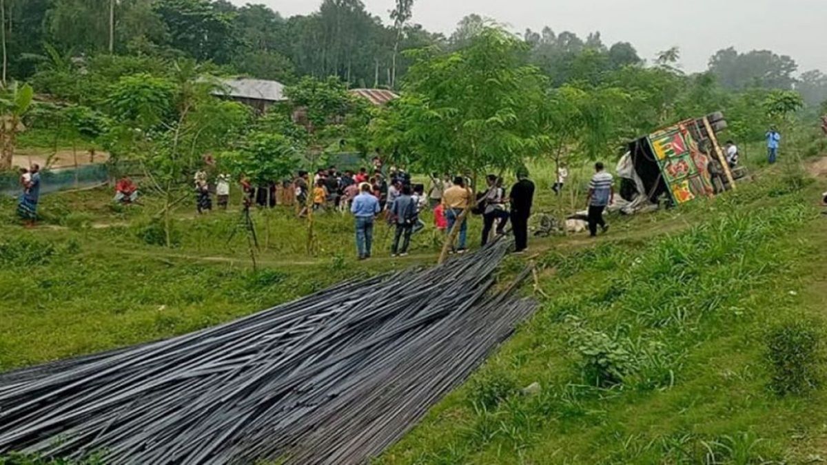 টাঙ্গাইলে ট্রাক উল্টে নিহত ১৫ জনের মরদেহ পরিবারের কাছে হস্তান্তর
