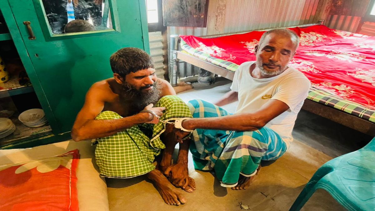 মুন্সিগঞ্জে বৃদ্ধকে কুপিয়ে হত্যার অভিযোগে বাবা-ছেলে আটক