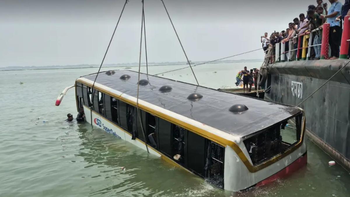 পদ্মায় ডুবে যাওয়া বাস উদ্ধার, হতাহতের ঘটনা ঘটেনি
