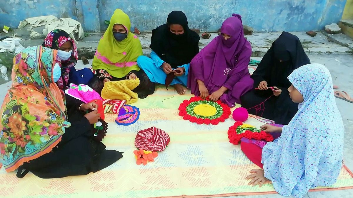 স্বপ্ন হ্যান্ডিক্রাফটে স্বপ্ন বুনছেন ৬’শ নারী