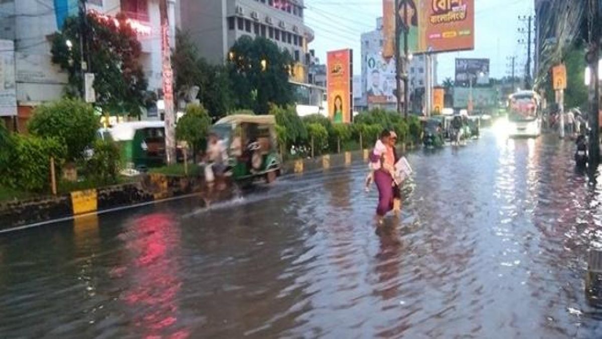 খুলনায় টানা বর্ষণে নাকাল নগরবাসী
