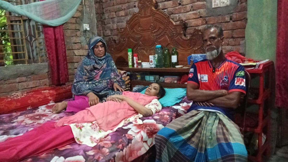 ৯ বছর ধরে বিছানায় মুন্নি  টিউমার অপারেশনে প্রয়োজন