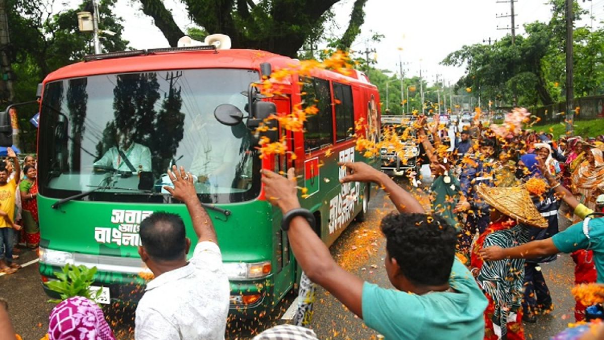বৃষ্টিভেজা দিনে প্রধানমন্ত্রীকে স্বাগত জানালেন চা শ্রমিকরা