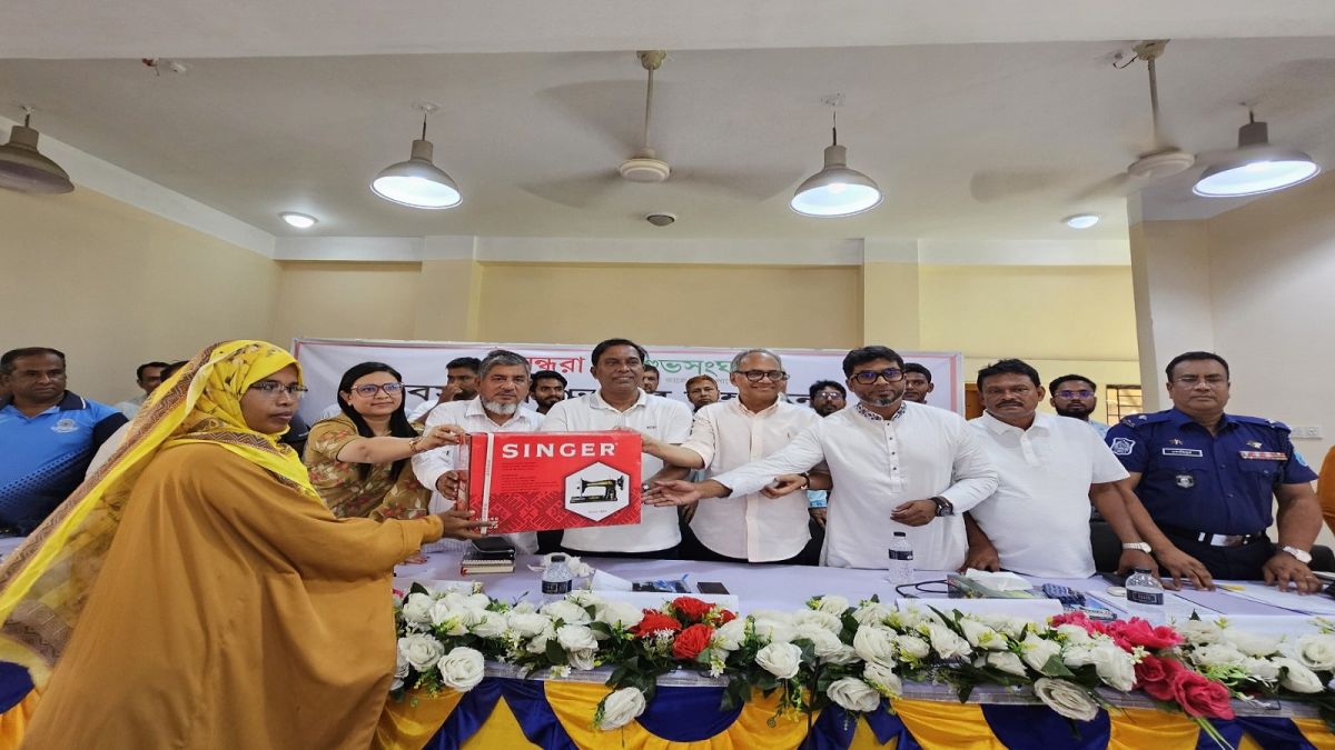 সেলাই মেশিনে ভাগ্য বদলের স্বপ্ন: শিবপুরের ৩০ নারীর পাশে বসুন্ধরা শুভসংঘ