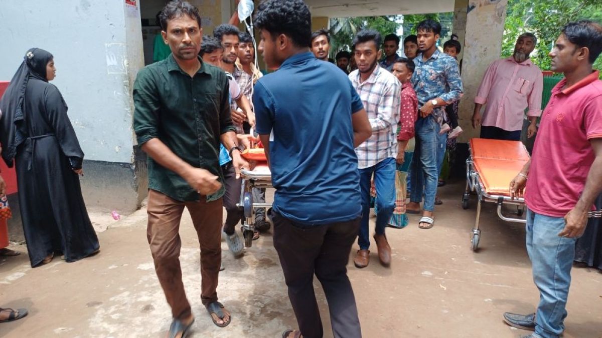 রায়পুরে দুই মেয়েসহ মাকে কুপিয়ে হত্যা, আরেক মেয়ে আশঙ্কাজনক