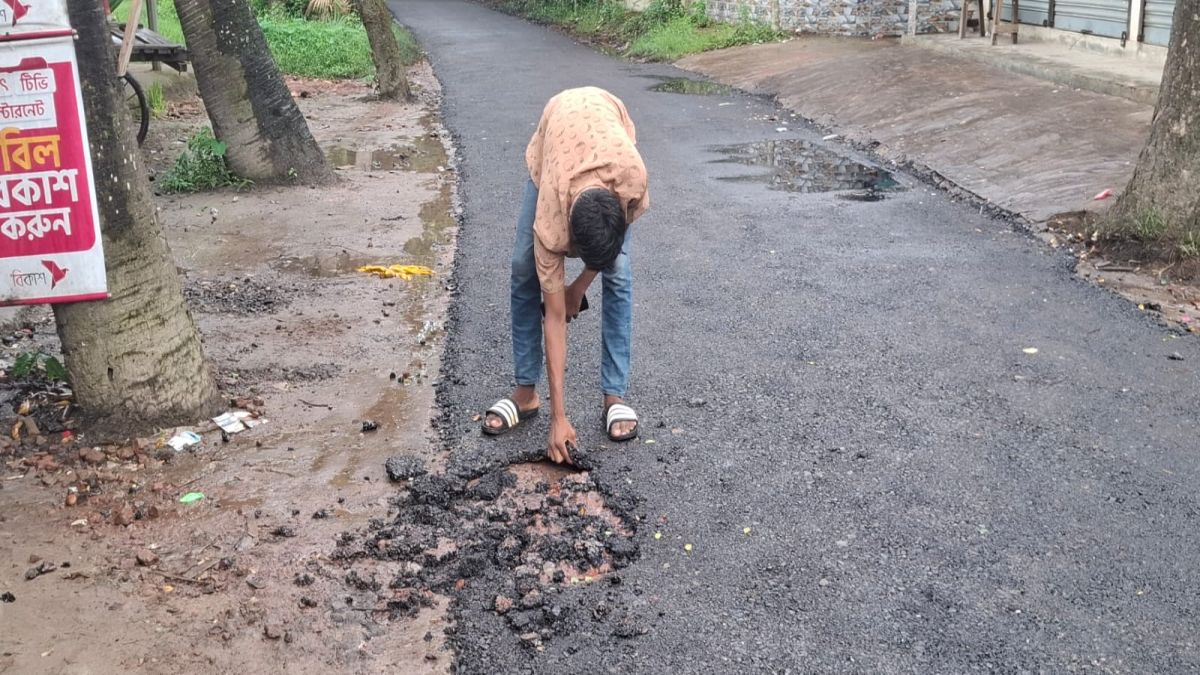 কবিরহাটে হাতের টানেই উঠে যাচ্ছে কার্পেটিং