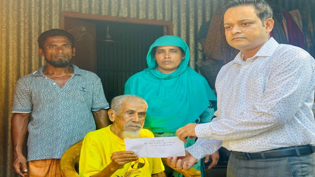 বৃদ্ধকে রাস্তায় ফেলে গেল স্বজনরা ,দায়িত্ব নিলেন প্রতিমন্ত্রী টুকু