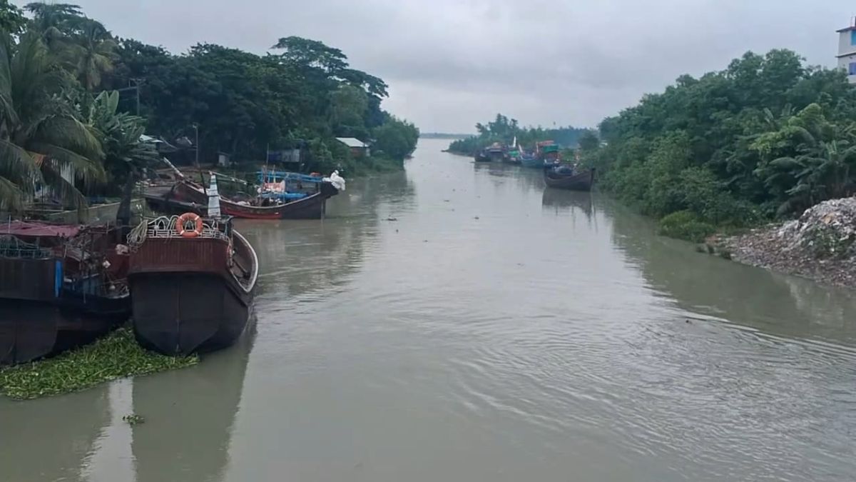 উত্তাল সাগরে মাছের দেখা নেই লোকসানে বাগেরহাটের জেলেরা